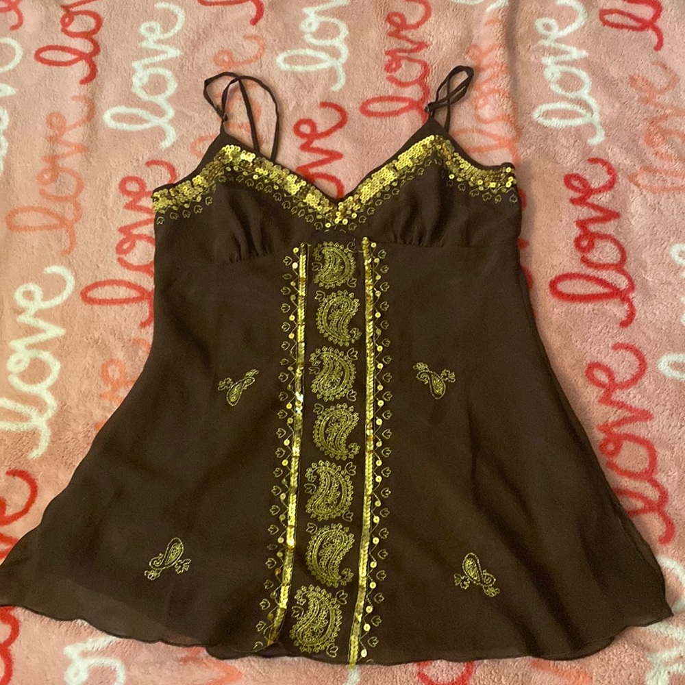 it’s a toomi shirt colors are brown and with a gold design interior is silk